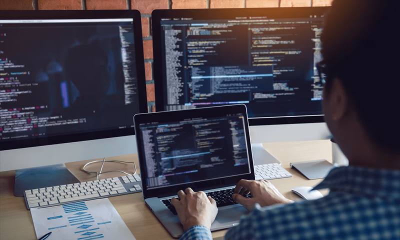 数据科学选型：R与Python如何赋能乌兰浩特市网站建设？